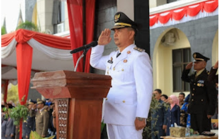 Parulian Wakil Bupati Pasaman Laksanakan Penurunan Bendera Merah Putih 