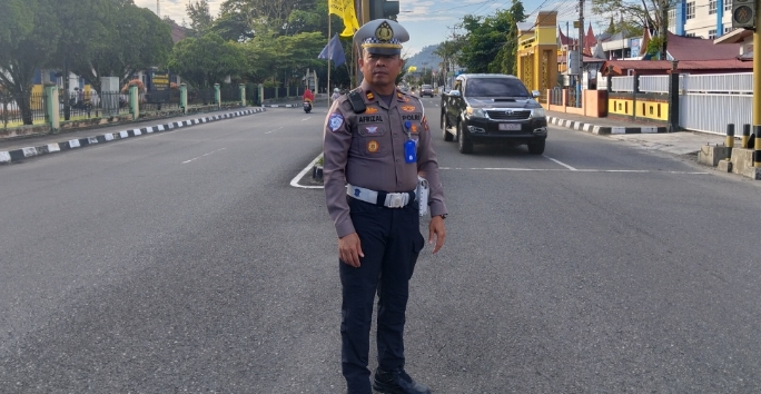 Iptu Afrizal Kasat Lantas Pasaman Atur lalu Lintas Pagi Hari Depan Tugu Kota Lubuk Sikaping 